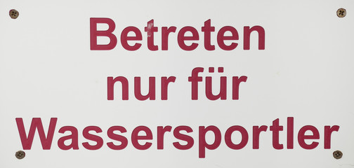 Schild Betreten nur für Wassersportler mit Schrauben
