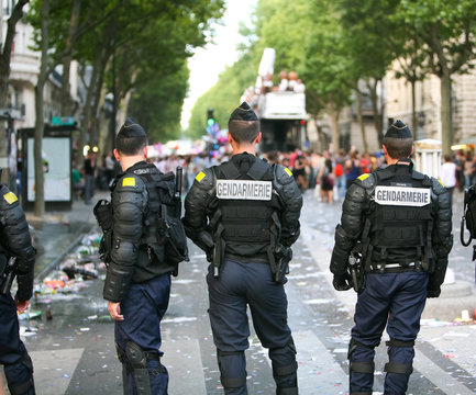 4 gendarmes face aux manifestants