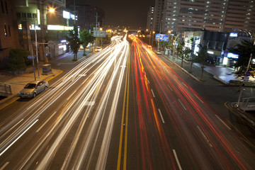 Fototapeta na wymiar Ruchliwa ulica miasta nocą