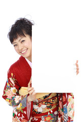 メッセージボードと振り袖姿の女性