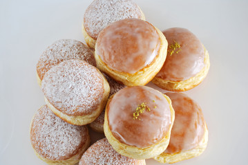 Krapfen Haufen, gemischt, mit Glasur und Puderzucker