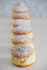 Krapfen in der Reihe
