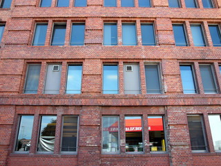 Alte sanierte Backsteinfassade mit spiegelndem Fenster eines ehemaligen Industriebau an der Hanauer...