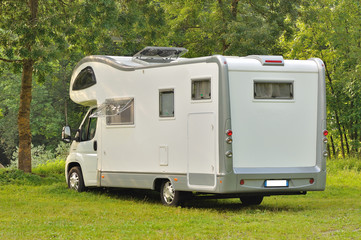 Camper in sosta su prato di montagna