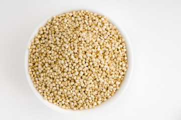 Weißer Quinoa im Porzellanschälchen