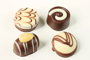 Vier Pralinen