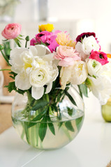 Obraz na płótnie Canvas Piękne wiosenne kwiaty w szklanym wazonie