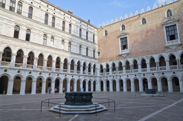 Fototapeta na wymiar Wenecja, wewnętrzny dziedziniec Pałacu Dożów 2