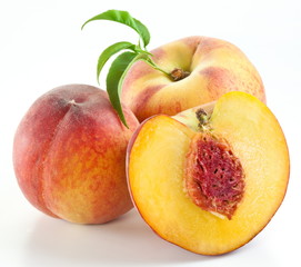 Ripe peach fruit with leaves and slises