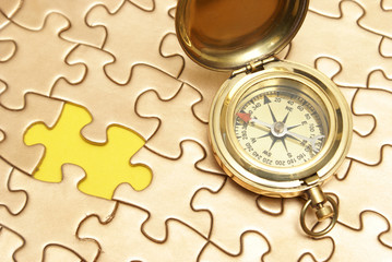 Fototapeta na wymiar Złoty kompas i Puzzle Concept
