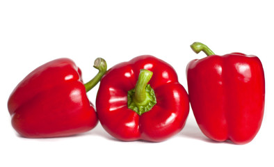 trois poivrons rouge isolé sur fond blanc