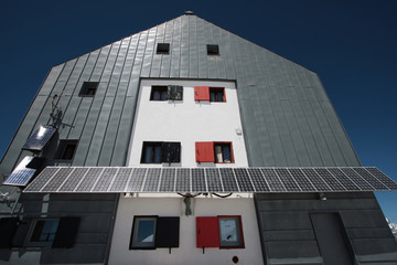 rifugio con pannelli fotovoltaici