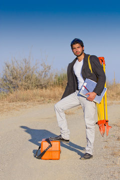 Ragazzo Geometra e Rilievi Topografici in campagna