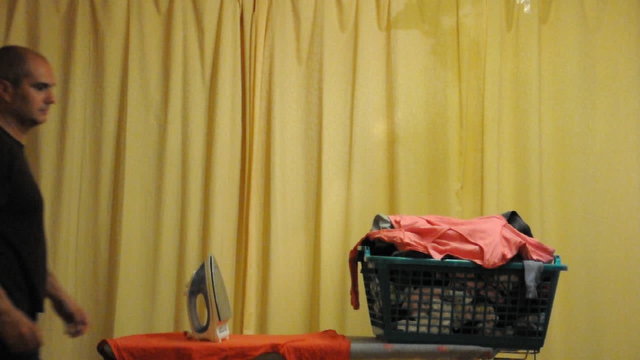 Mann b&uuml;gelt W&auml;sche