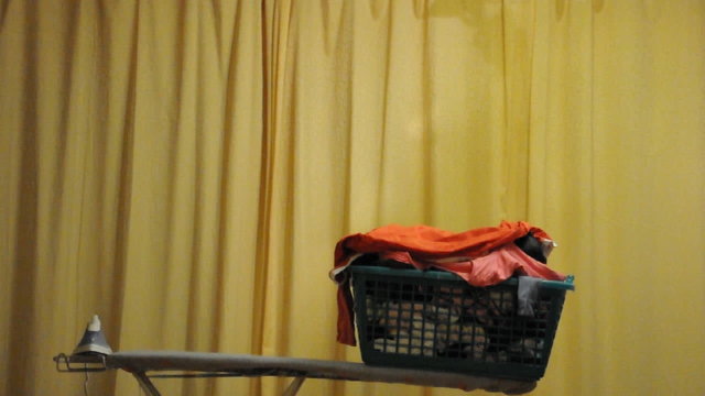 Mann b&uuml;gelt W&auml;sche