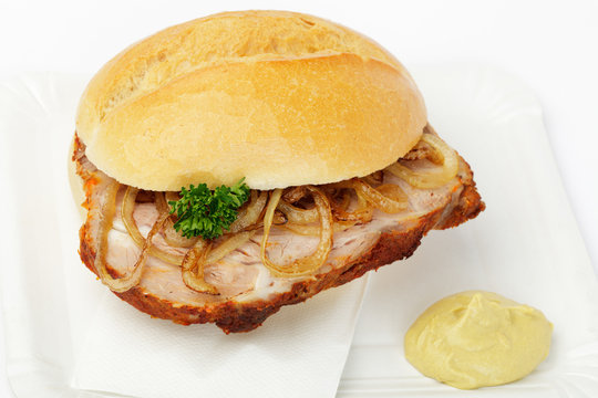 Br&ouml;tchen mit Spie&szlig;braten und Senf
