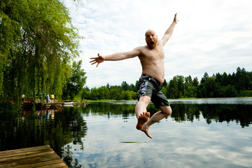 Fototapeta na wymiar Człowiek skoków w jeziorze