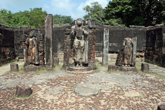 Alte Buddha-Statuen und Tempelruine in Polonnaruwa