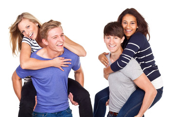 vier junge menschen haben spaß