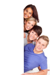 vier junge leute mit hinweisschild