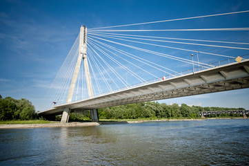 Naklejka premium Nowoczesny most nad rzeką