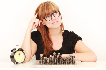 junge Frau beim Schach