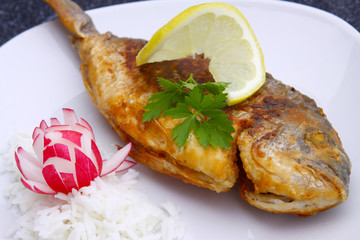 Gebratener Fisch mit Reis