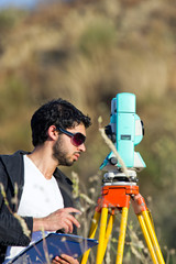 Ragazzo Geometra e Rilievi Topografici in campagna