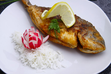 Gebratener Fisch mit Reis