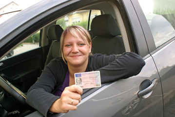 Frau mit Führerschein