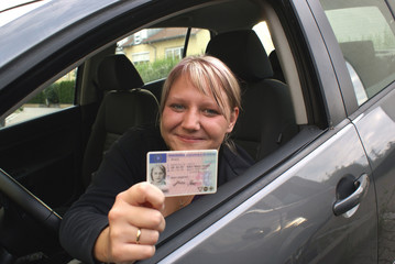 Frau mit Führerschein