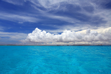 Fototapeta na wymiar Thunderhead i kobaltowy niebieski morze Iheya