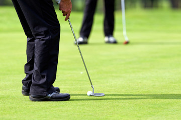 Obraz premium putt on golf green