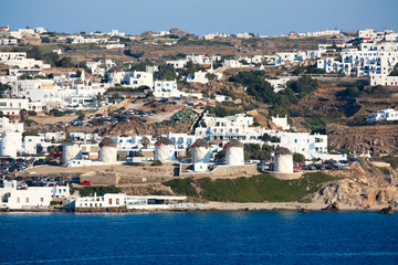 Fototapeta na wymiar umyte białe domy na brzegu wyspy Mykonos