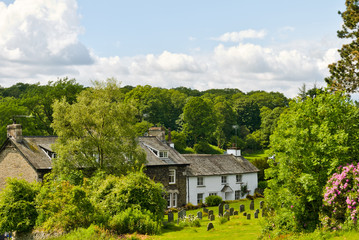 Obraz premium Whitewashed cottage in woodland setting.