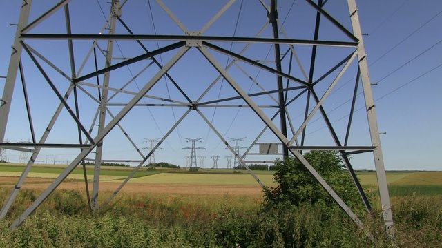 lignes haute tension en campagne