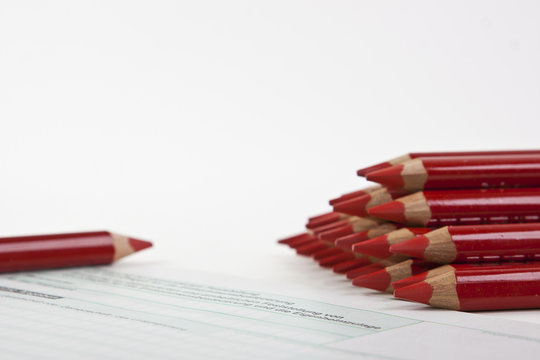 Steuerersparnis Steuererklärung mit rotem Stift