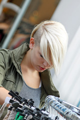 junge Frau beim einkaufen