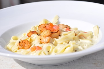 Tagliatelle mit Garnelen in Knoblauchsoße