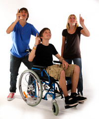 Fototapeta premium deuten nach oben gruppe teenager