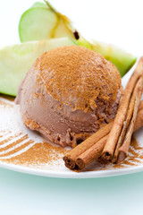 Detail von Zimteis mit Apfel