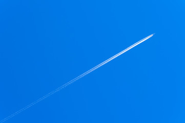 Flugzeug am Himmel mit Kondensstreifen