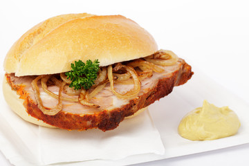 Brötchen mit Spießbraten und Senf