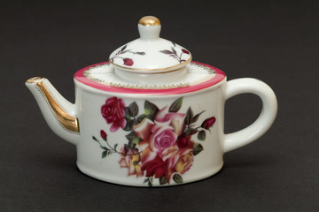 Чайник заварочный на тёмном фоне.