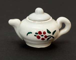 Чайник заварочный на тёмном фоне.