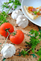 Pizza, tomatoes and garlic