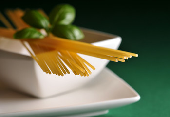 Spaghetti z bazylią na zielonym tle