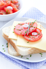 Brot mit Käse und Tomate