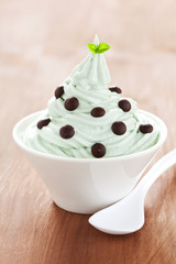 Pistazieneis mit Schokostückchen