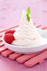 frisches Eis mit Himbeeren